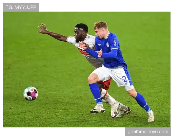 沙尔克04强化防守体系,剑指新赛季稳步崛起重返德甲巅峰 沙尔克04强化防守体系,剑指新赛季稳步崛起重返德甲巅峰