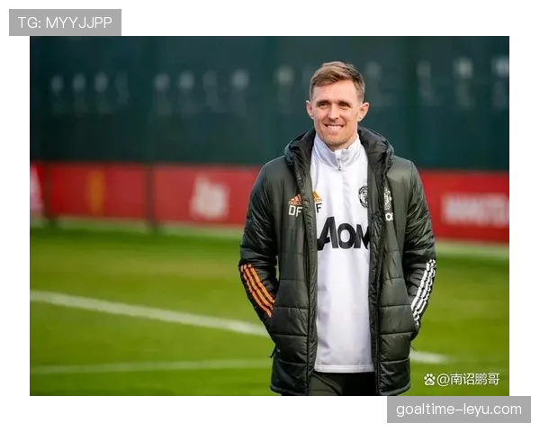 曼联主帅新战术体系引发巨大争议：阵容混乱背后的豪门衰落真相！