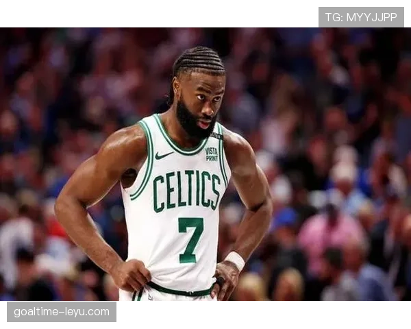 杰伦·布朗突破得分拉开差距 提升凯尔特人关键时刻输出效率